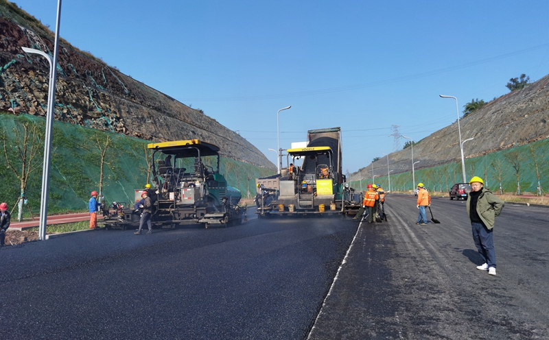 高铁泸州站配套道路千九路开始沥青混凝土面层施工